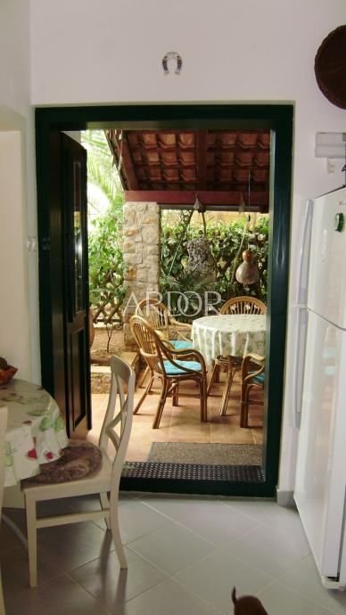 1651651467_losinj-izlaz-iz-kuhinje-na-terasu