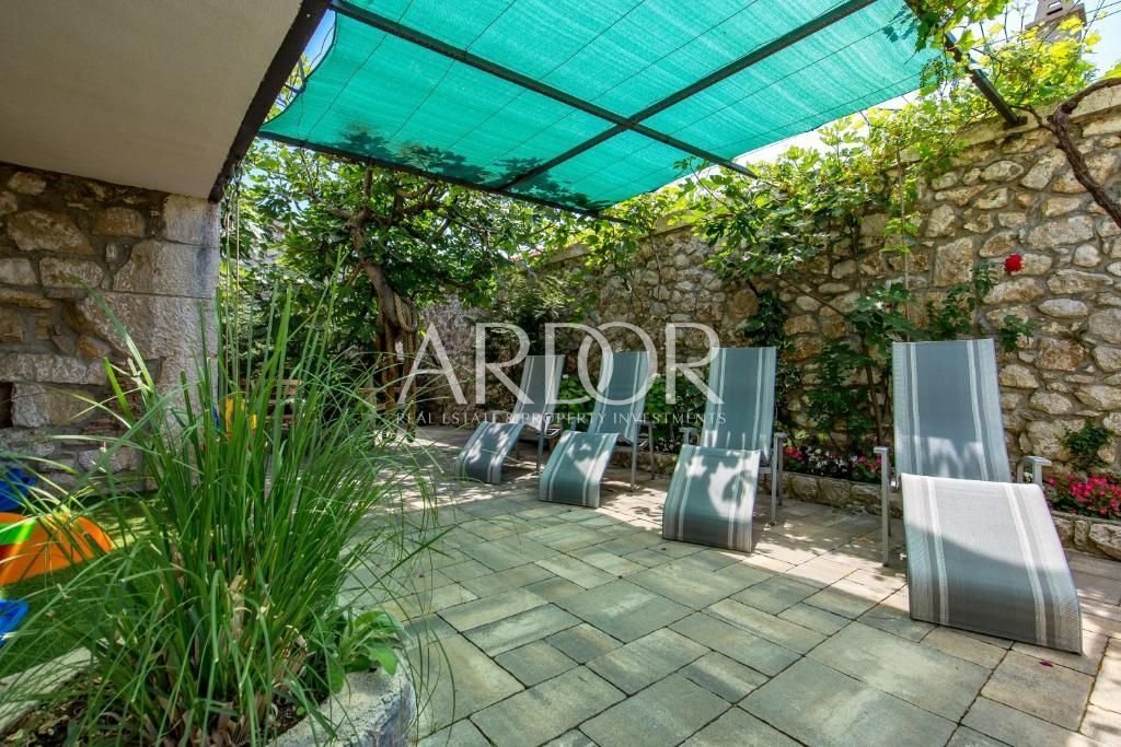 1672305975_300100449