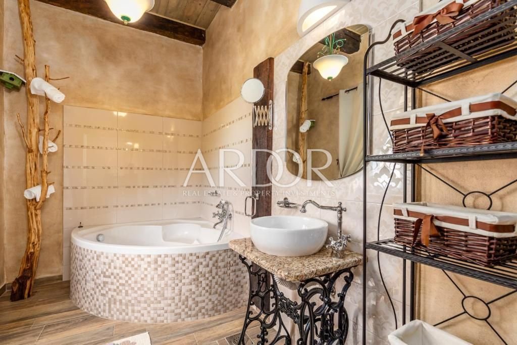 1672306000_300102660