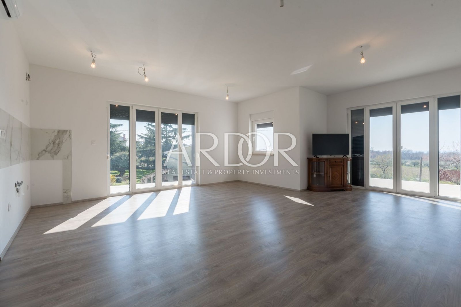 1675943017__os_5930-hdr