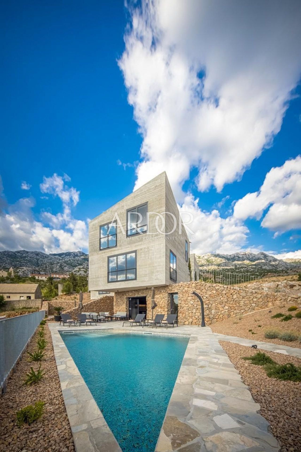 1676549499_o_8109623_1280