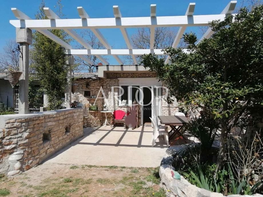 1697023434_prodajem-kucu-95m2-okucnicom-2119m2-udaljena-mora-1800-m-umag-slika-1979239