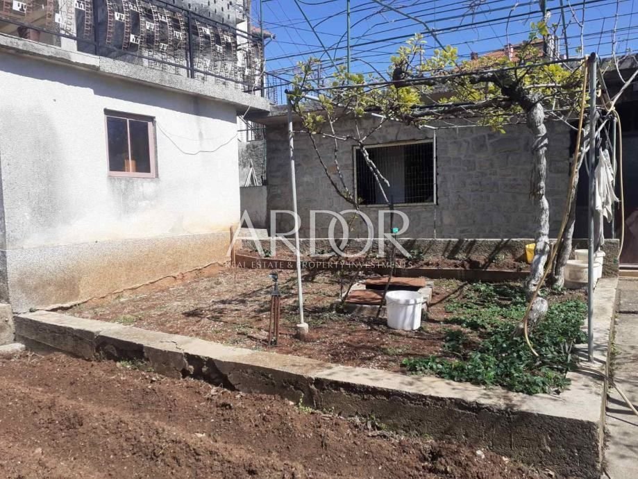 1709030401_dům-řeka-250