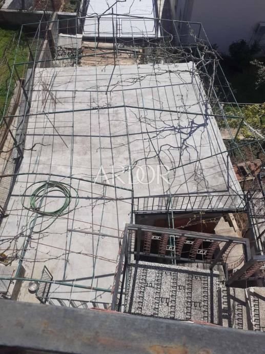 1709030408_dům-řeka-250