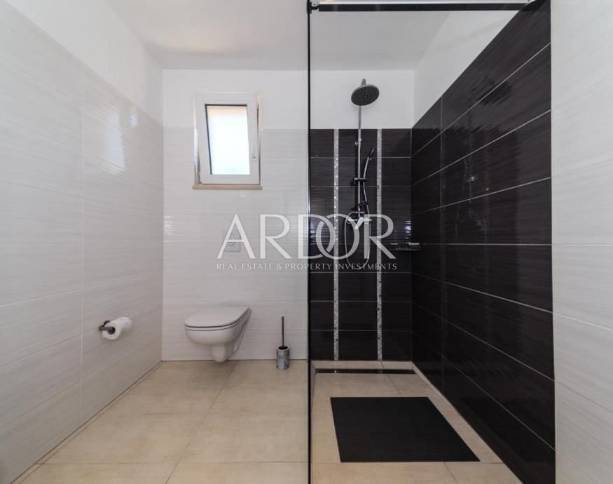 1712741621_ika-samostojeca-vila-apartmanima-bazenom-pogled-more-slika-205180842