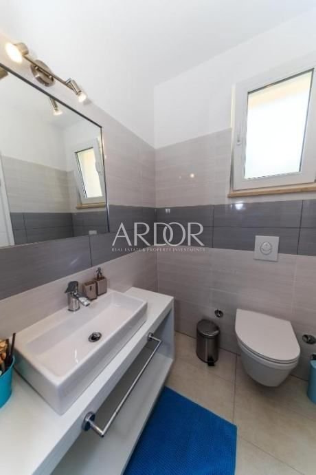 1712741624_ika-samostojeca-vila-apartmanima-bazenom-pogled-more-slika-205180841