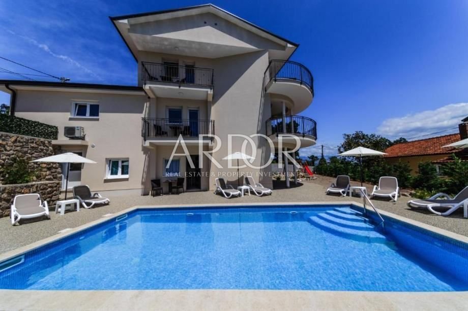 1712741649_ika-samostojeca-vila-apartmanima-bazenom-pogled-more-slika-205180825