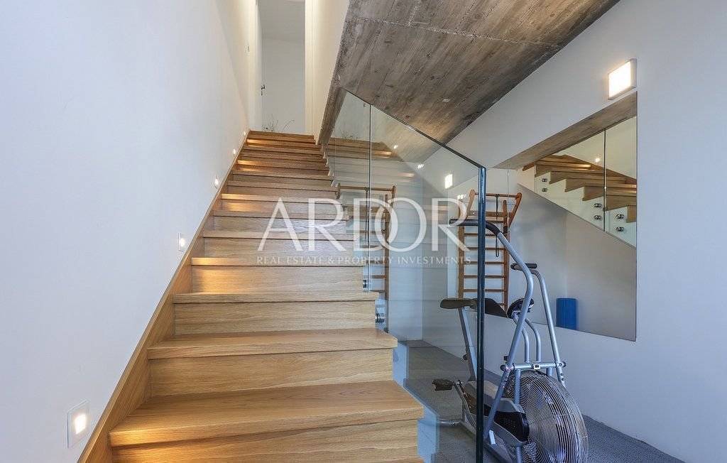 1711536135_clk160_indoor_01