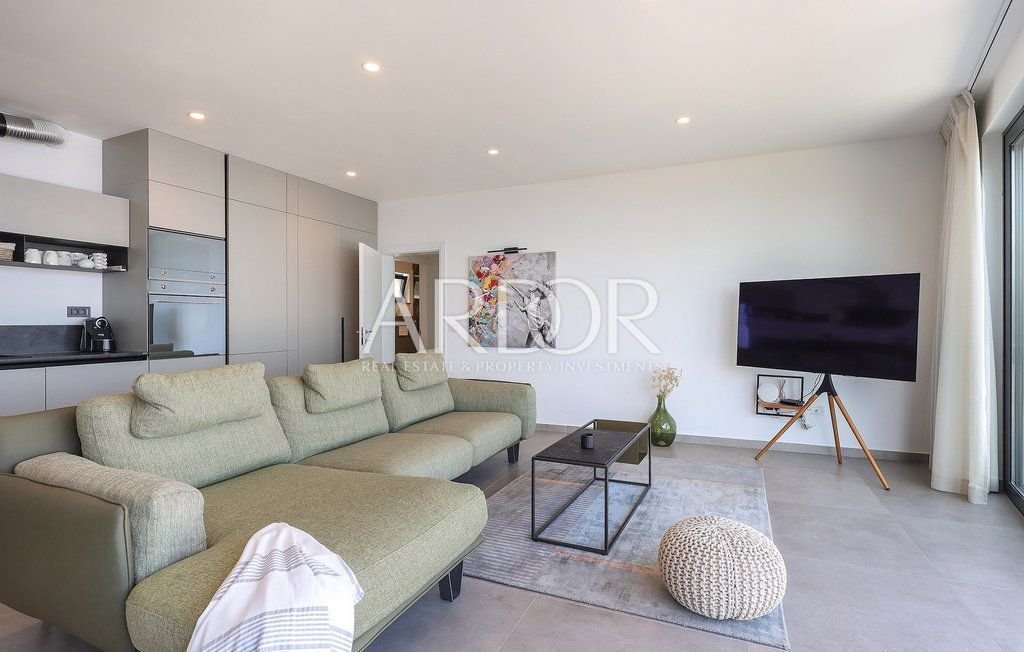 1711536146_clk160_living_02