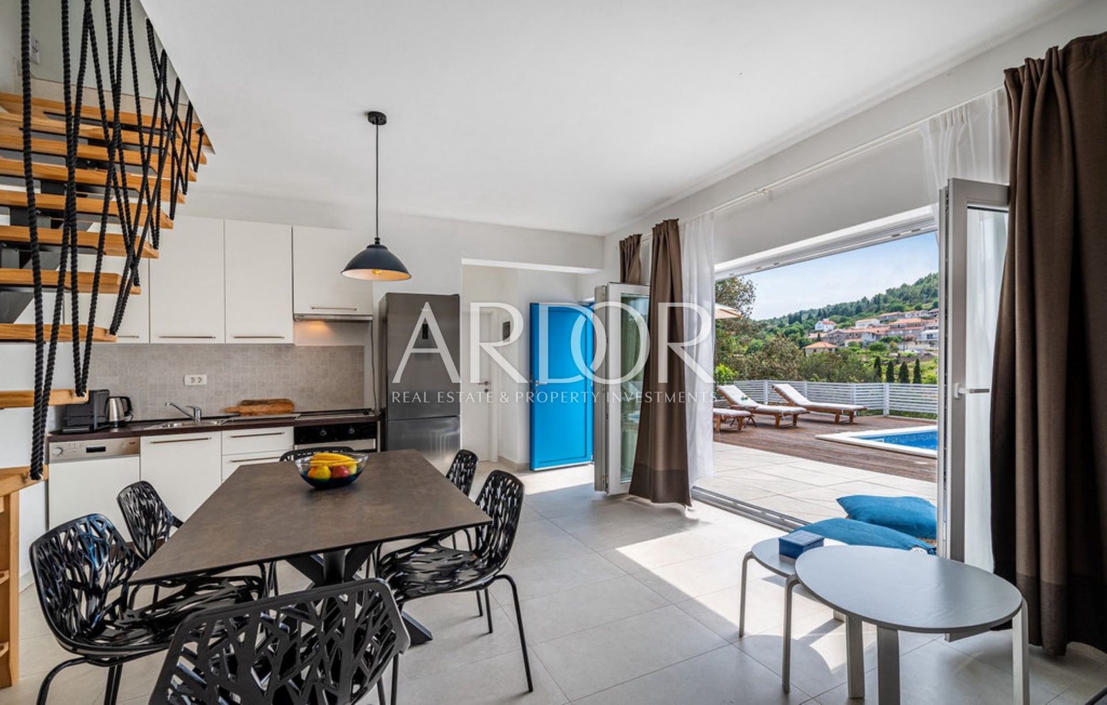 1771582066_cld628_living_01